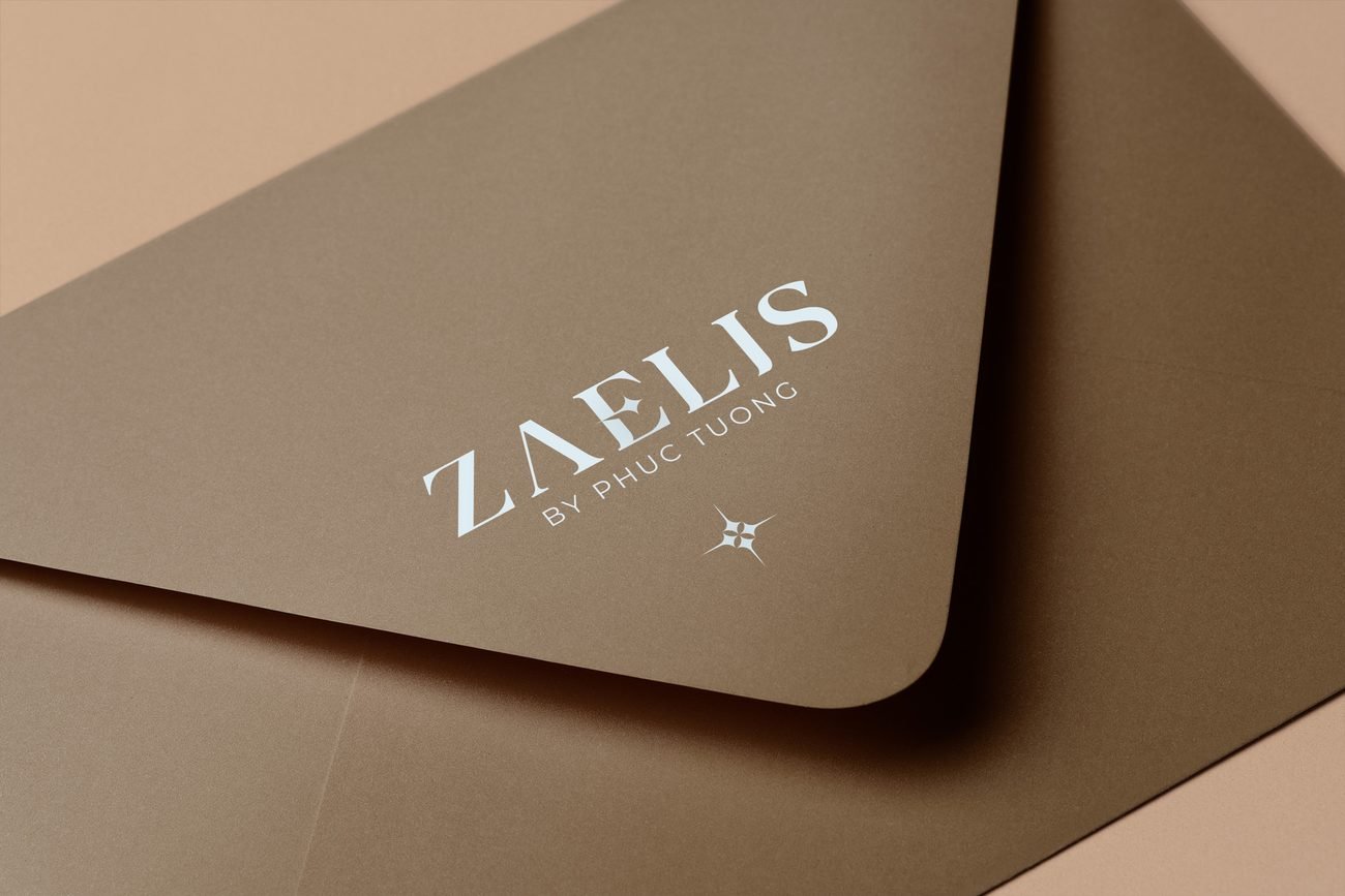 Logo ZEALIS dập nổi trên nền đồng